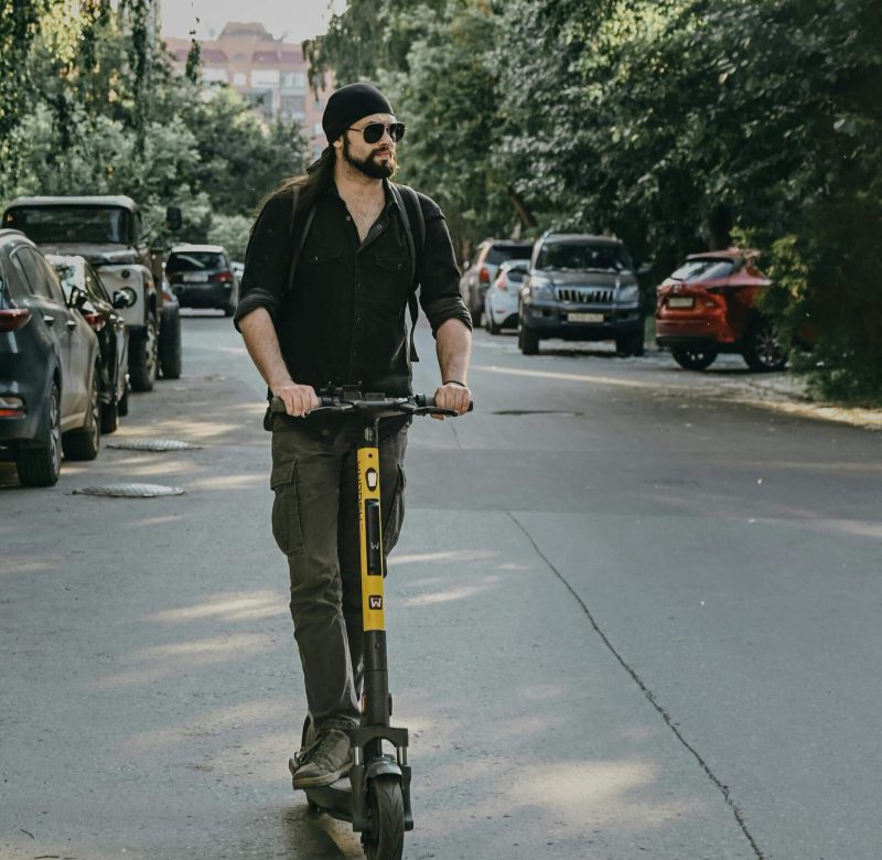 hombre en patineta electrica en la ciudad